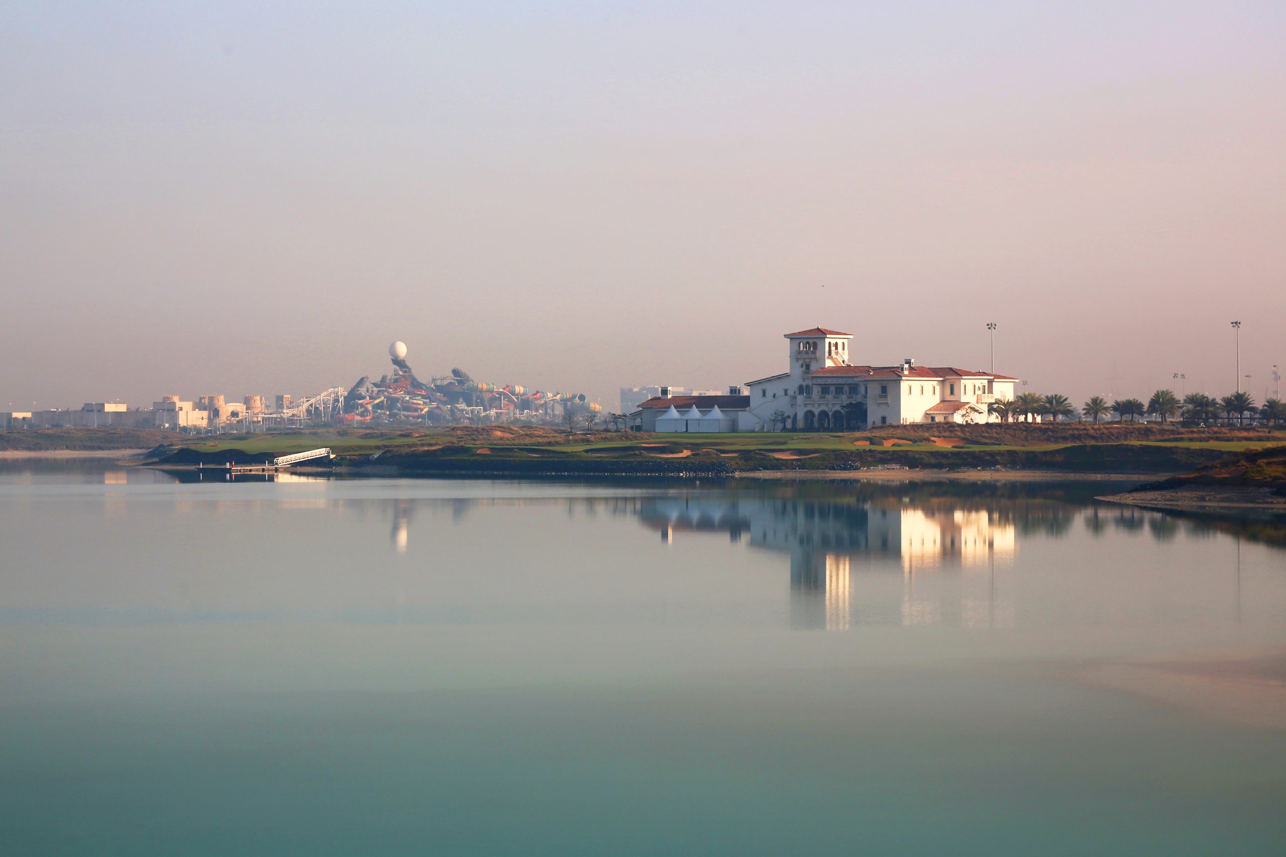 Abu Dhabi Yas Links golf bana. Bilden är tagen från havet mot golfbanan.