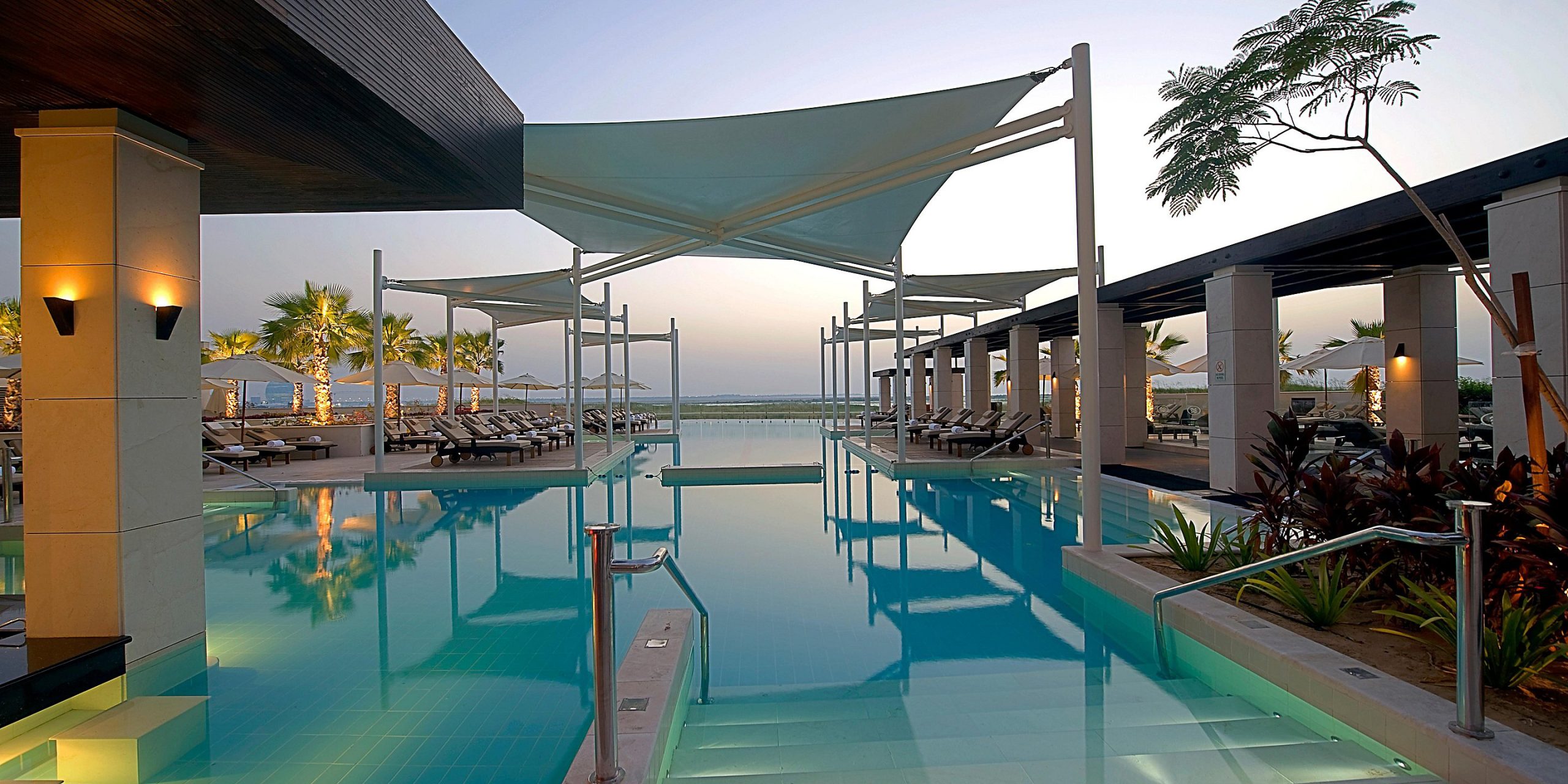 Abu Dhabi, Crowne Plaza Yas Island utsikt över poolen med horisonten i bakgrunden.